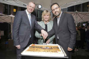 Presseclubvorsitzende Betina Klemm schneidet gemeinsam mit dem Ersten Bürgermeister Detlef Sittel und dem Direktor des Innside Hotels den Geburtstagskuchen an. Foto: Ralf U. Heinrich